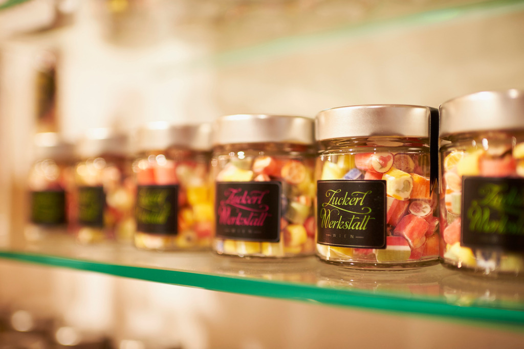 Zuckerl Werkstatt Wien | Wien, Austria - February 26, 2015: Zuckerlwerkstatt Wien, abgepackte Zuckerln im Glas auf dem Regal. - Realisiert mit Pictrs.com