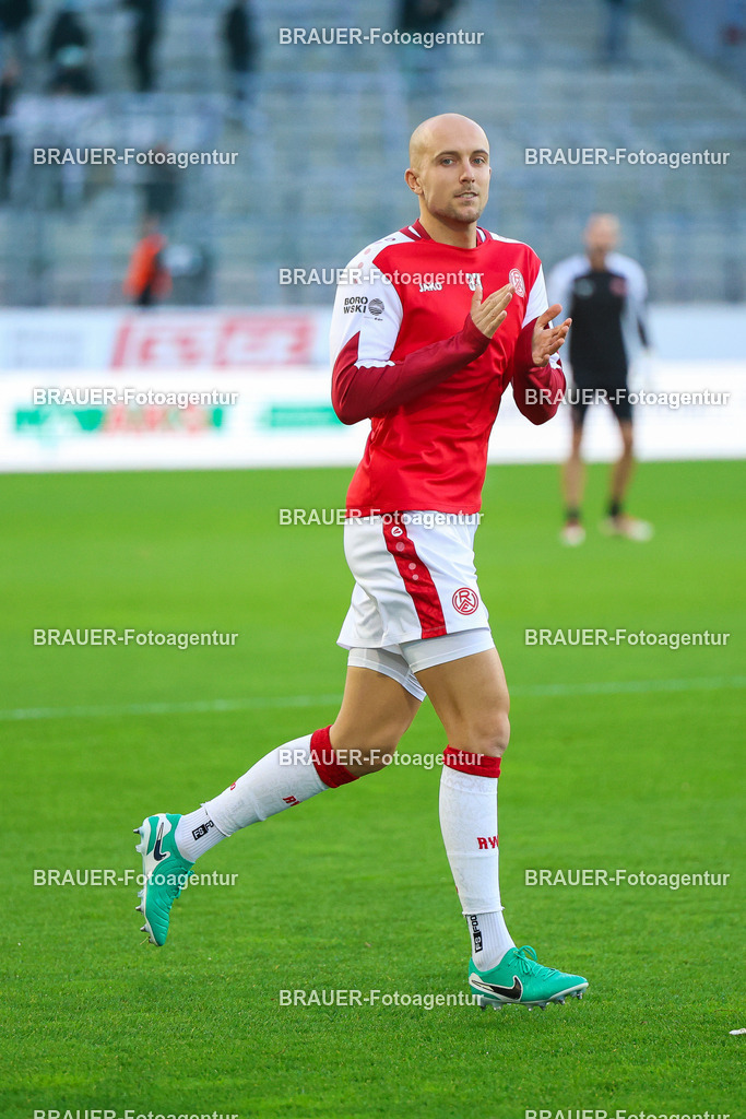 Rot-Weiss Essen - 1.Fc Schweinfurt | Essen, Deutschland, 02.11.2025 Tobias Kraulich  (Rot-Weiss Essen) begrüßt die Fanswährend des 3.Liga Spiels zwischen  Rot-Weiss Essen und 1.Fc Schweinfurt am 02.11.2025 im Stadion an der Hafenstraße in Essen. (Foto von Timo Bluhmki-Schmidt/Brauer Fotoagentur