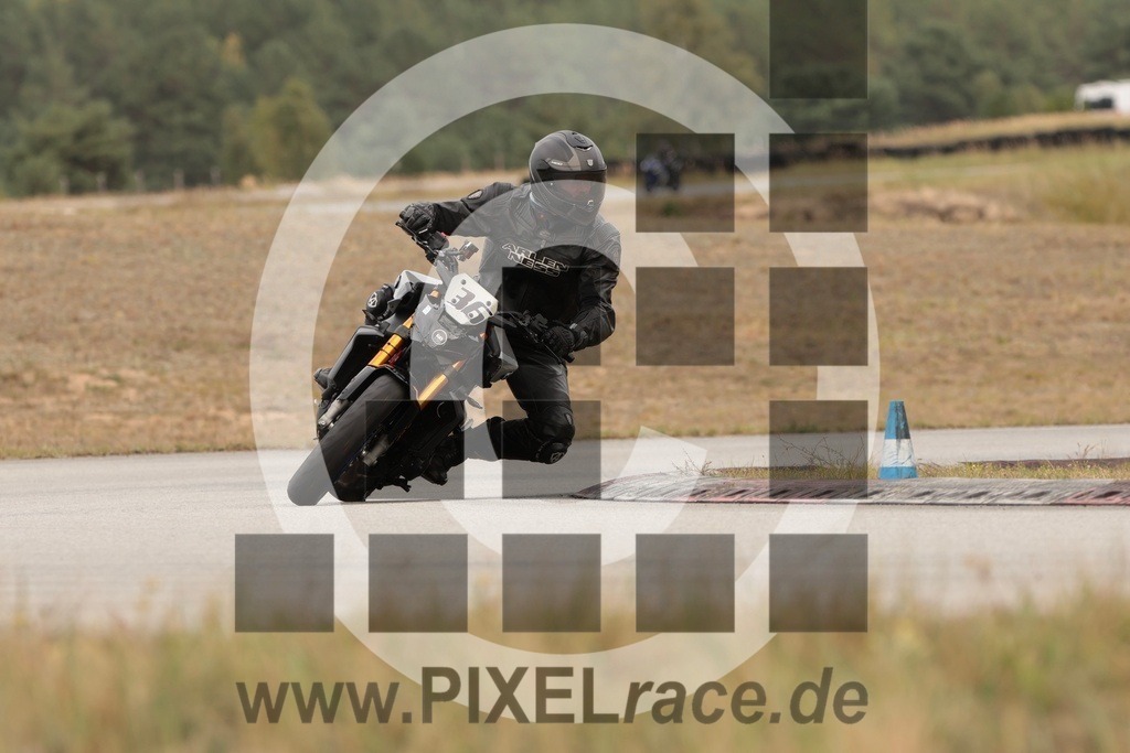 0036-20250914_12900 | Schöne Erinnerungen an spannende Momente - das festzuhalten ist unser Job. PIXELrace.de ist seit 2003 auf den Rennstrecken Europas unterwegs um die Action draußen beim Fahren und die wunderbare Stimmung imm Fahrerlager für euch einzufangen.