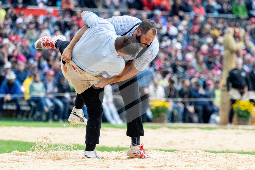 ESAF2025_01Gang_4829 | Die Schwinger des Schwyzer Kantonalen Schwingerverbandes: Fotos, die Dynamik und Leidenschaft festhalten, sowie emotionale Momente aus dem traditionellen Schwingsport zeigen. - Realisiert mit Pictrs.com