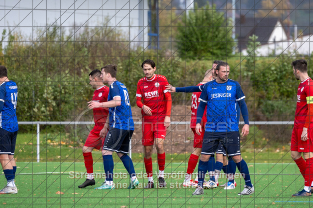 20251026_151218_0111 | #,1.FC Donzdorf (rot) vs. TSV Berkheim (blau), Fußball, Bezirksliga - Bezirk Neckar/Fils, 10. Spieltag, Saison 2025/2026, Kunstrasenplatz beim Lautertal Stadion, Süßener Straße 16, 73072 Donzdorf, 26.10.2025 - 15:00 Uhr,Foto: PhotoPeet-Sportfotografie/Peter Harich