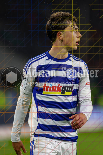 MSV Duisburg vs Rot-Weiss Essen - 3. Liga | Duisburg, Deutschland, 26.10.25:   Jan-Simon Symalla (MSV Duisburg) schaut waehrend des Spiels der 3. Liga MSV Duisburg vs Rot-Weiss Essen in der schauinsland-reisen-arena(Foto von Brauer-Fotoagentur / Adrian Schlueter)