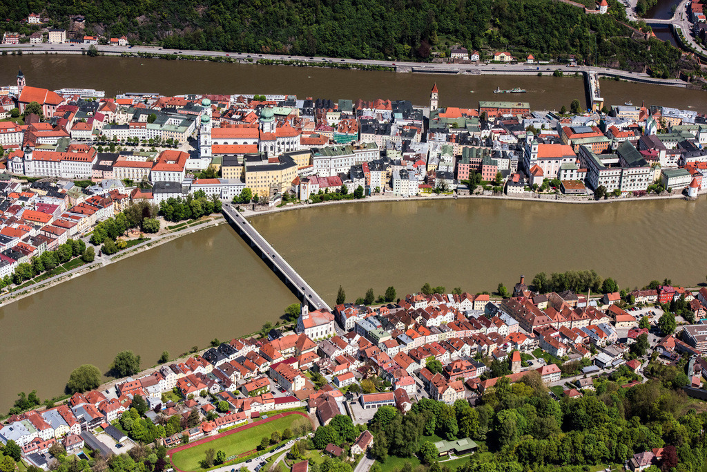 dr__0012539.jpg | PASSAU 11.05.2017 Die kreisfreie Universitätsstadt Passau im Bundesland Bayern. Aufgrund des Zusammenflusses der Flüsse Ilz, Inn und Donau, wird Passau auch "Dreiflüssestadt" genannt. // The university town of Passau in the state of Bavaria. Because of the junction of the rivers Ilz, Inn and Danube, Passau is also called "Three Rivers Town". Foto: Daniel Reiter