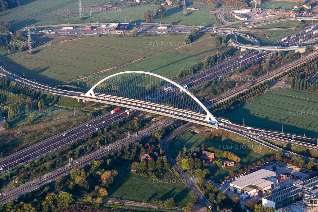 Aerial view: Ponte Di Calatrava bridge over the high-speed rail line and Autostrada del Sole in Reggio nell’Emilia in the state Reggio Emilia, Italy.Photo: IMG_134805.jpg taken on 09/20/2022 by Werner Riehm/FLY-FOTO.comResolution of the original: 5472 x 3648 pxTURISMO.COMUNE.RE.IT