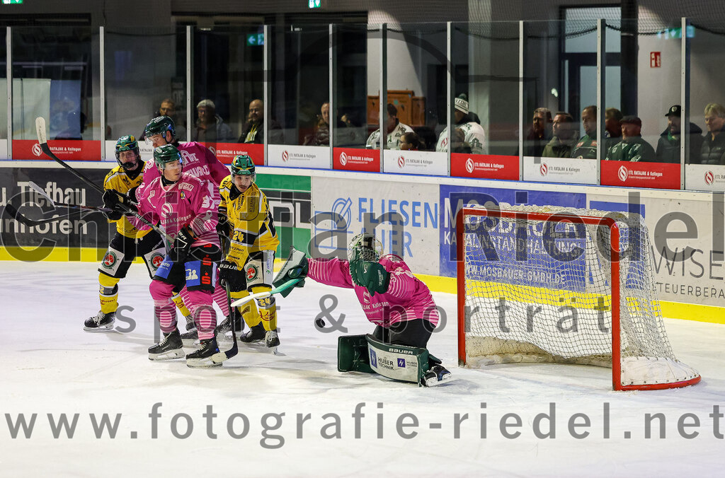 2025-10-28_095_TSV_Erding_gegen_Toelzer_Loewen | Erding, Deutschland, 28.10.2025:Eishockey, Oberliga Süd 2025 / 2026, 13. Spieltag, TSV Erding gegen Tölzer Löwen, Endergebnis: 2:5Elia Ostwald (Erding Gladiators, #17), Thomas Matheson (Erding Gladiators, #37), Ismailcan Sahanoglu (Tölzer Löwen, #24), Torwart Leon Meder (Erding Gladiators, #39)Foto: Christian Riedel / fotografie-riedel.net