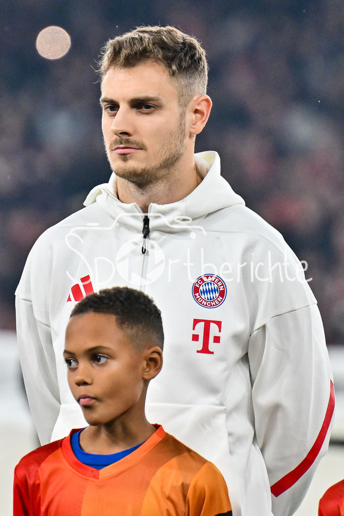 Arsenal FC - FC Bayern München | LONDON, ENGLAND - 26. NOVEMBER: im Bild Josip STANISIC (FC Bayern Munich 44) bei der Hymne vor dem Ligaspiel zwischen Arsenal London und dem FC Bayern München am 5. Spieltag der UEFA Champions League im Emirates Stadium am 26.11.2025
