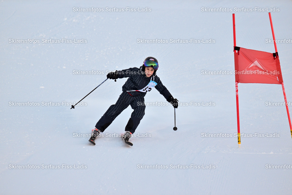 SRF_25.12.2025_0109 | Skirennfotos,Serfaus,Fiss,Ladis,Kinderskirennen,Winter,Tirol,Oberland,skirace,SFL,feelfree,weil wir's genießen,ski,Ski,skifahren,Sonnenplateau, - Realisiert mit Pictrs.com