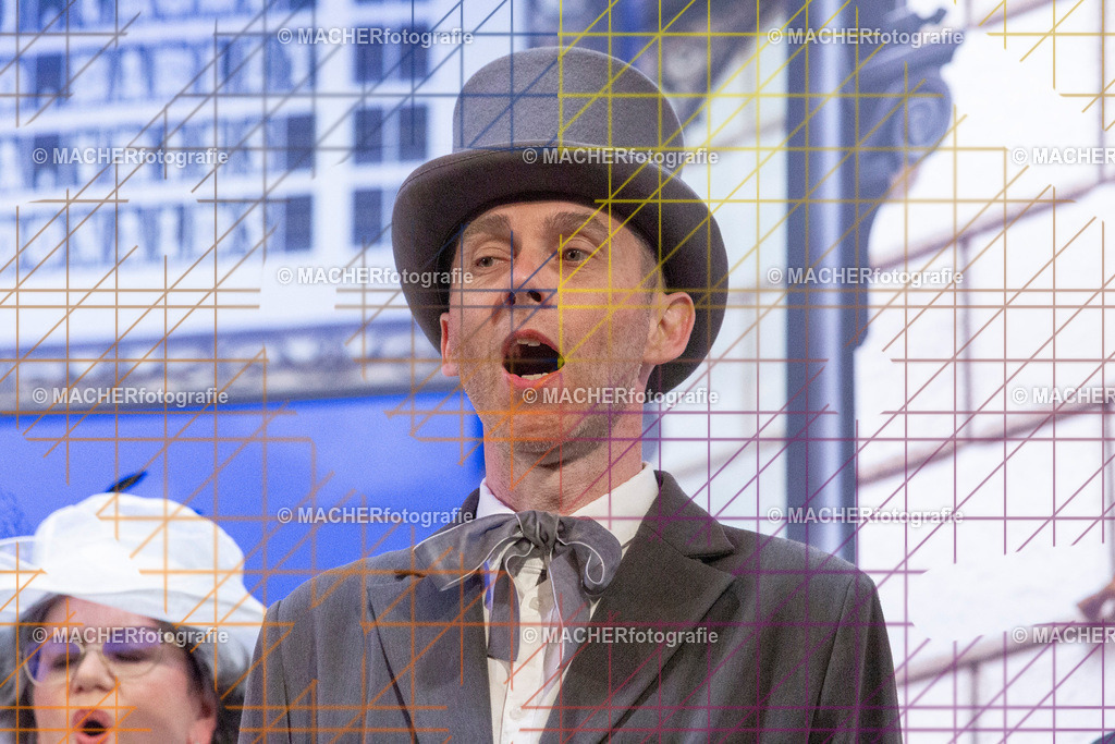 255_MFL-2025 | Portraitbilder von Regisseur; Darsteller; Techniker; Maske; Kostüme; Chor; Musiker; Bilderserie der Generalprobe und der Premierenvorstellung, Szenenbilder; Ausdrucksstudien; Bühnenüberblick; Bühnenkulissen; Pressefotos inkl. Redaktionsfoto Darstellergruppe.