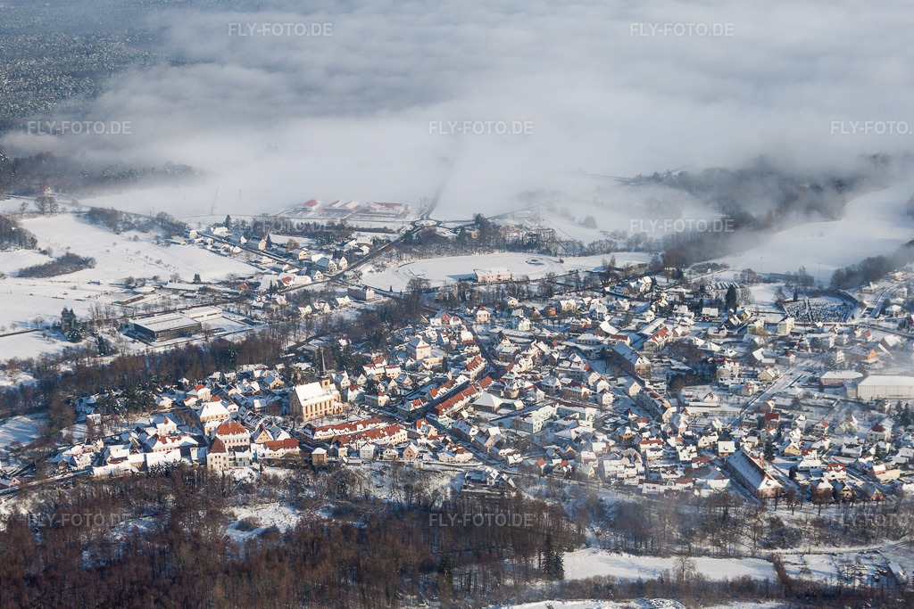 Luftbild: Winterlich schneebedeckte Ortsansicht der Straßen und Häuser der Wohngebiete im Ortsteil Neulauterburg in Lauterbourg im Bundesland Bas-Rhin in Frankreich. Foto: IMG_36149.jpg vom 02.01.2011 durch Werner Riehm/FLY-FOTO.de