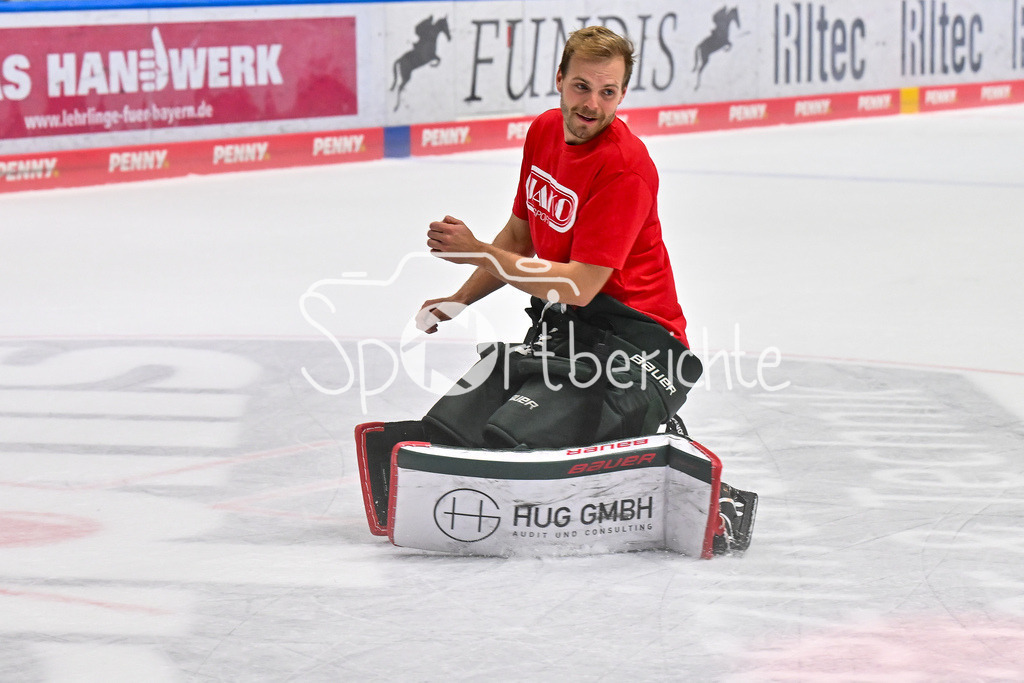 Augsburger Panther - Iserlohn Roosters | Die Augsburger Panther feiern zusammen mit ihren Fans den Heimsieg gegen Iserlohn / Penny DEL: Augsburger Panther - Iserlohn Roosters; Curt Frenzel Stadion am 21.09.2025 / im Bild Michael GARTEIG (Augsburger Panther 34