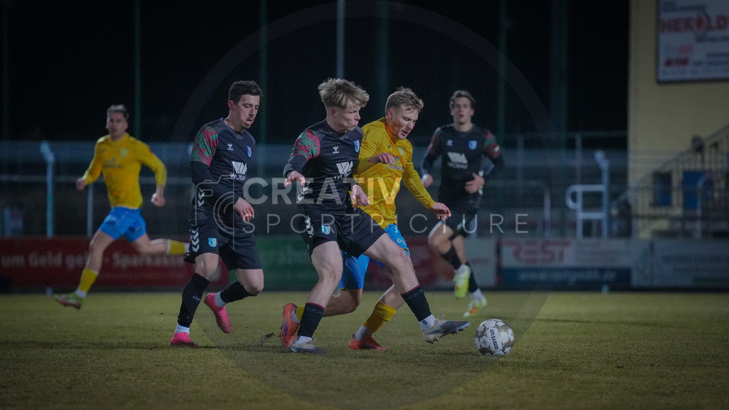 Fußball, Herren, Saison 2025/2026, Regionalliga Nordost, 20. Spieltag, FSV 63 Luckenwalde vs. 1.FC Magdeburg II, Mittwoch 04.03.2026, Werner-Seelenbinder-Stadion Luckenwalde, | Fußball, Herren, Saison 2025/2026, Regionalliga Nordost, 20. Spieltag, FSV 63 Luckenwalde vs. 1.FC Magdeburg II, Mittwoch 04.03.2026, Werner-Seelenbinder-Stadion Luckenwalde, Im Bild: Leon Mergner (l. Magdeburg) und Fabio Schneider (r. Luckenwalde) - Realisiert mit Pictrs.com