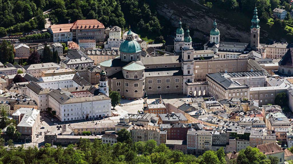 dr__0021670.jpg | SALZBURG 03.06.2019 Kirchengebäude des Domes des Dom zu Salzburg am Residenzplatz in Salzburg in Österreich. // Church building of the cathedral of of Dom zu Salzburg on Residenzplatz in Salzburg in Austria. Foto: Daniel Reiter