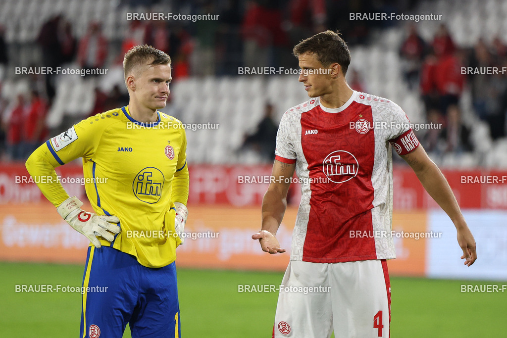 Rot-Weiss Essen - VFL Osnabrück | Essen, Deutschland, 17.09.2025 Jakob Golz  (Rot-Weiss Essen) und Michael Schultz  (Rot-Weiss Essen) unterhalten sich während des 3.Liga Spiels zwischen  Rot-Weiss Essen und VFL Osnabrück am 17.09.2025 im Stadion an der Hafenstraße in Essen. (Foto von Timo Bluhmki-Schmidt/Brauer Fotoagentur
