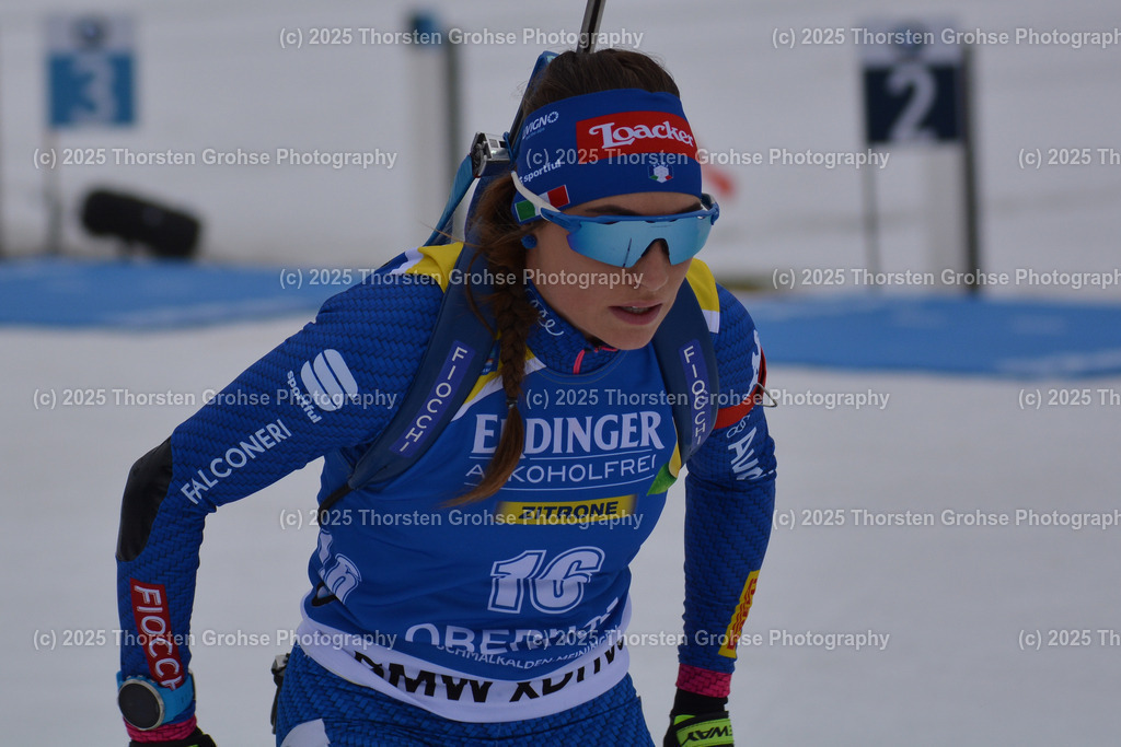 IBU WC Biathlon Oberhof 2018 | WIERER Dorothea (ITA) verlaesst den Schiessstand; IBU WC Biathlon Oberhof 2018, 10 km Verfolgung der Frauen am 06.01.2018 in der DKB Ski Arena in Oberhof, (Deutschland) - Realisiert mit Pictrs.com