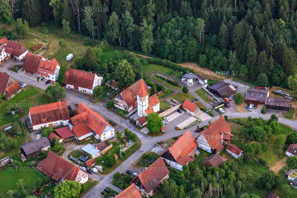 Luftbild: Nikolauskirche im Ortsteil Rotenzimmern in Dietingen im Bundesland Baden-Württemberg in Deutschland. Foto: IMG_148683.jpg vom 25.06.2025 durch Werner Riehm/FLY-FOTO.de