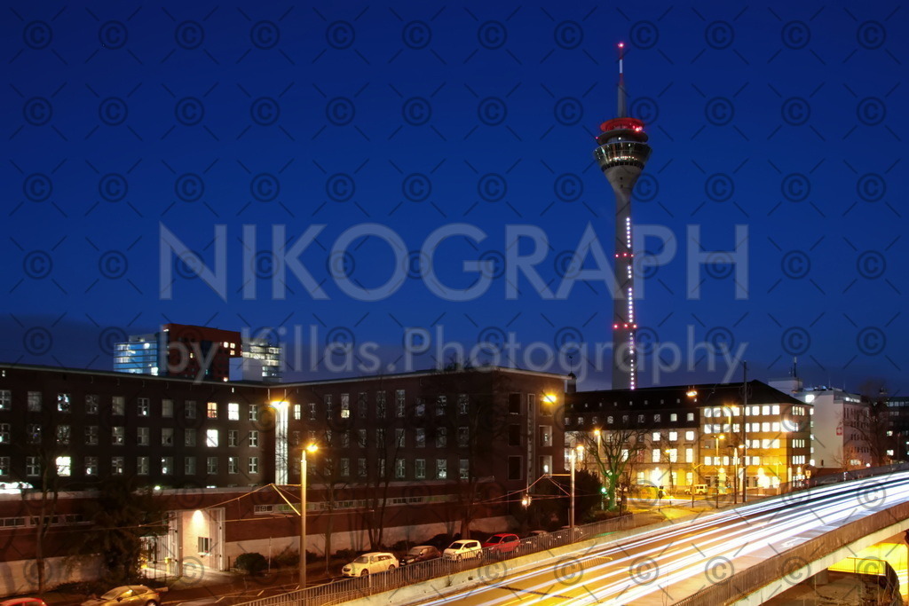 Düsseldorf im Morgengrauen | Die Lichter der Stadt vor dem Düsseldorfer Funkturm. Die Lighttrails der vorbeifahrenden Autos bringen eine besondere Lichtstimmung in diese urbane Szene.