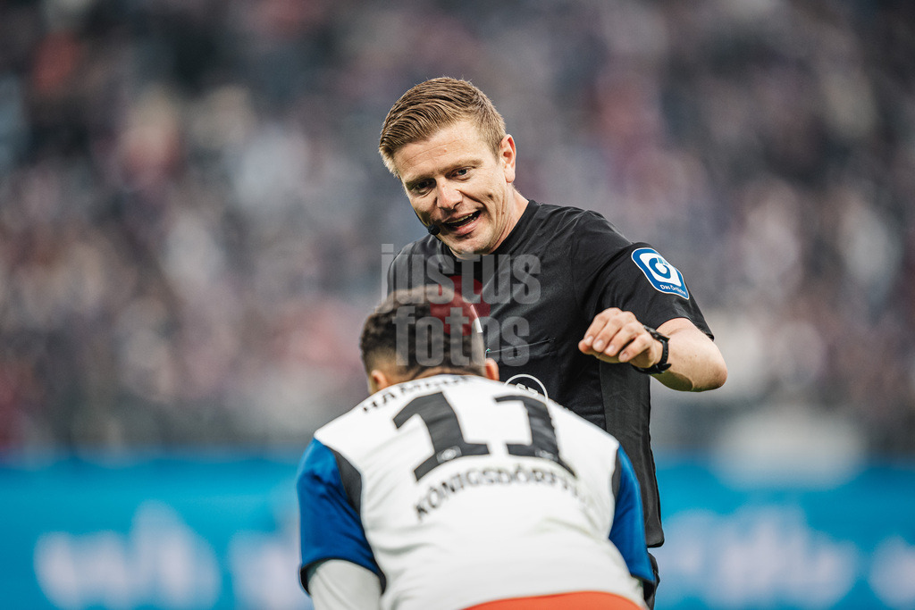 Fußball | Männer | Saison 2025/2026 | 1. Fußball-Bundesliga | 31. Spieltag | Hamburger SV vs. TSG Hoffenheim | 25.04.2026 | Schiedsrichter Robert Schröder im Gespräch mit Ransford-Yeboah Königsdörffer (#11, HSV)