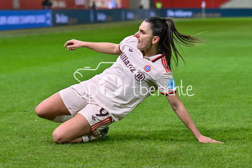 FC Bayern München Frauen - Juventus Turin Frauen | Jubel nach dem Treffer zum 1-0 fuer die FCB Frauen durch Jovana DAMNJAVOVIC (FCB #9) / Freude / Happy / Tor / Torschuetzin / Womens Champions League: FC Bayern Frauen - Juventus FC, FC Bayern Campus am 12.12.2024