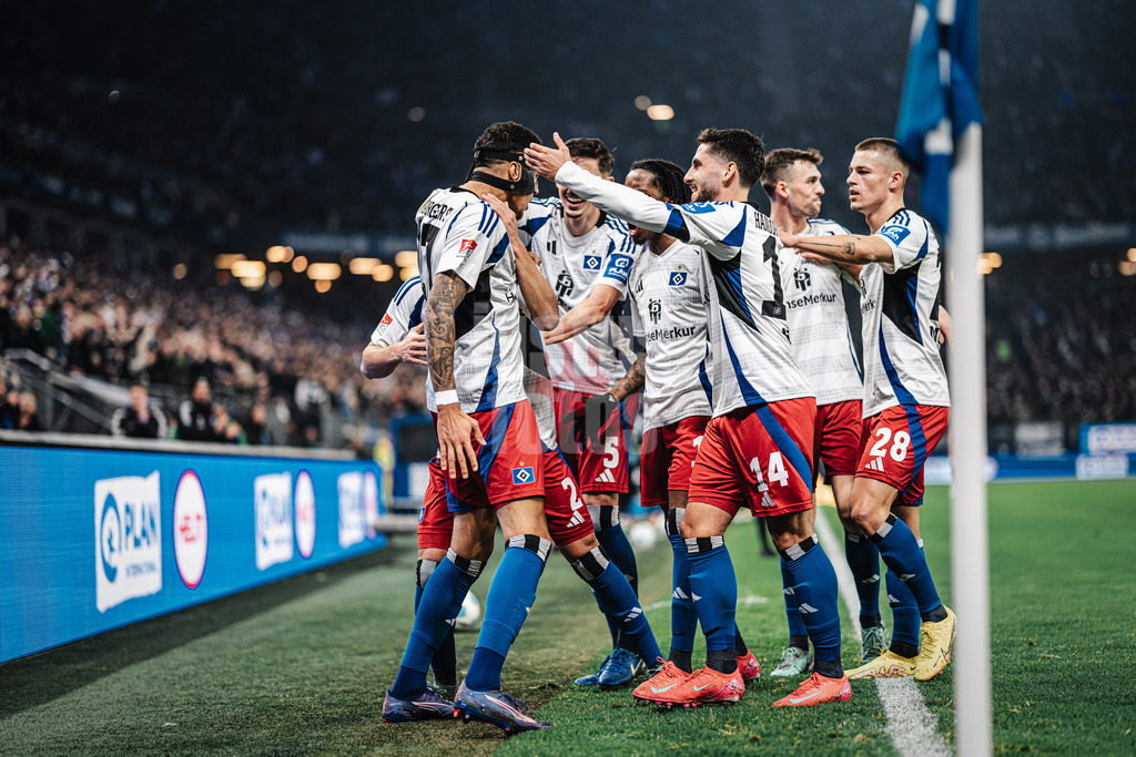 Fußball | Männer | Saison 2024/2025 | 2. Fußball-Bundesliga | 23. Spieltag | Hamburger SV vs. 1. FC Kaiserslautern | 21.02.2025 | Davie Selke (#27, HSV) schießt das erste Tor des Spiels und jubelt mit dem Team