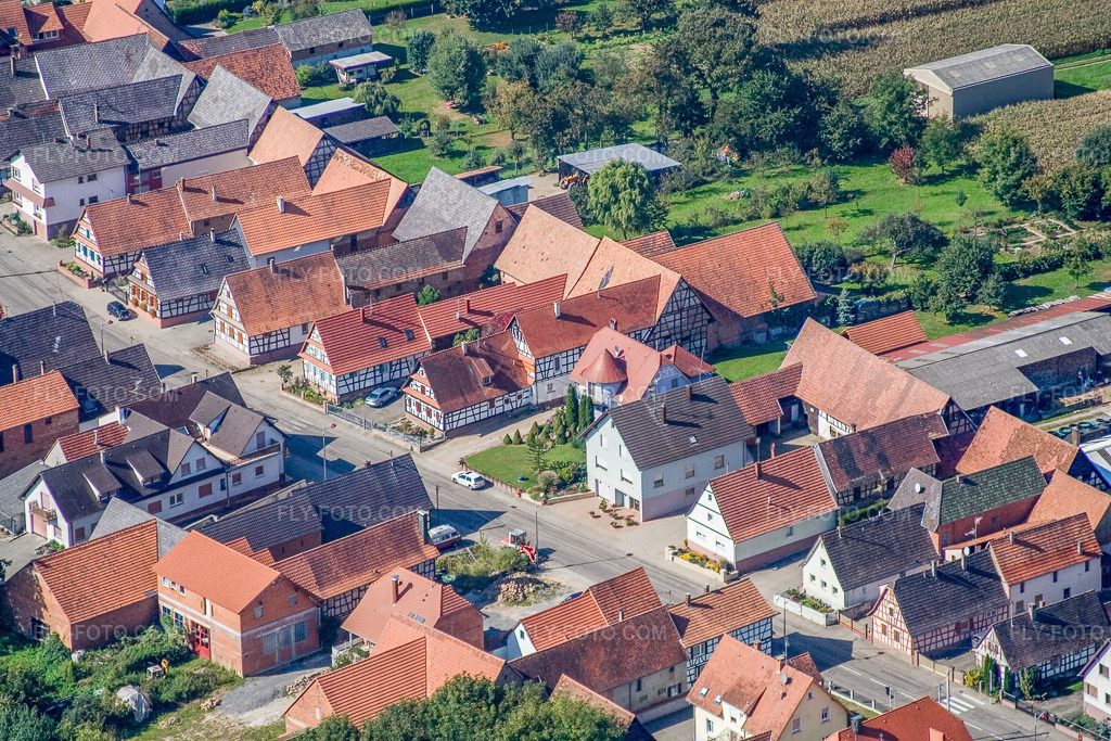 Aerial view: Rue Principale in Niederlauterbach in the state Bas-Rhin, France. – Photo: IMG_13553.jpg taken on 09/28/2008 by Werner Riehm/FLY-FOTO.com – Resolution of the original: 3456 x 2304 px