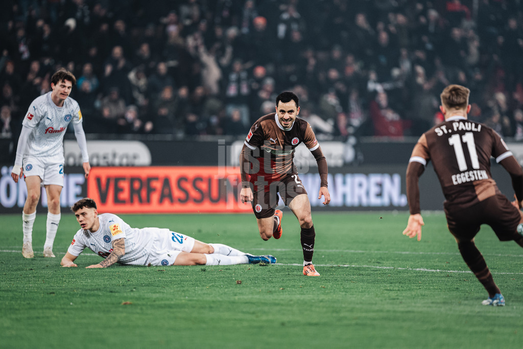 Fußball | Männer | Saison 2024/2025  | Fußball-Bundesliga | 12. Spieltag | FC St. Pauli vs. Holstein Kiel | 29.11.2024 | Manolis Saliakas (#2, FC St. Pauli) schießt das Tor zum 1:0 und jubelt