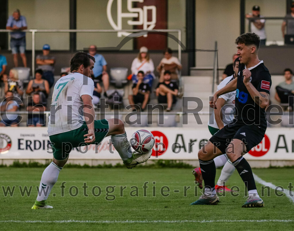 2023-08-18_108_FC_Schwaig_gegen_TSV_Kastl | Oberding, Deutschland, 18.08.2023:
Fußball, Landesliga Südost 2023 / 2024, 7. Spieltag, FC Schwaig gegen TSV Kastl, Endergebnis: 2:2

Benjamin Held (FC Schwaig, #17), Pascal Linhart (TSV Kastl, #16)

Foto: Christian Riedel / fotografie-riedel.net