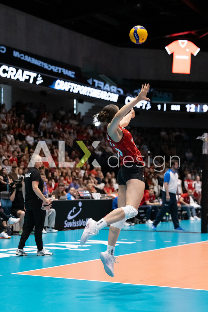 Austria v Switzerland - CEV European League Women | KRIENS, SWITZERLAND - JUNE 14: ALIX DE MICHELI of Switzerland serve during the CEV European League match between Austria and Switzerland at Pilatus Arena on June 14, 2026 in Kriens, Switzerland. - Realisiert mit Pictrs.com