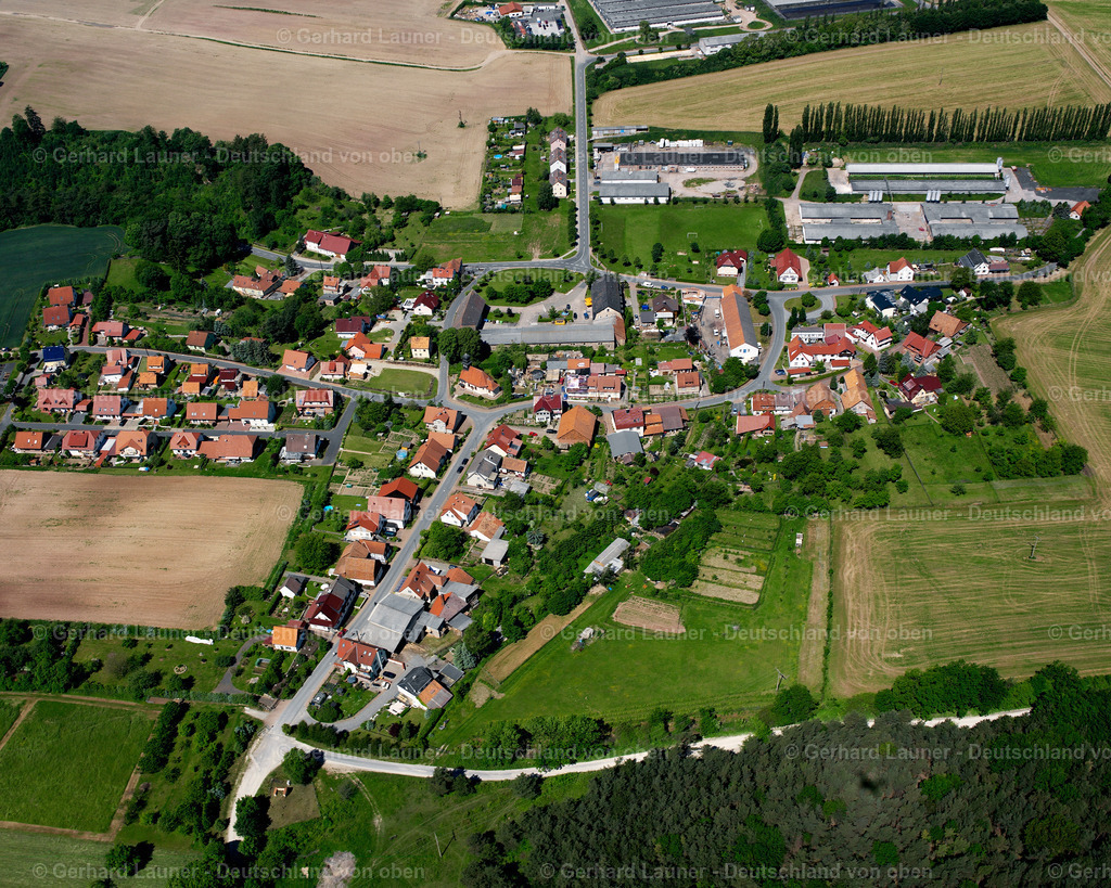 2634127 | STEINHEUTERODE 09.06.2006 Landwirtschaftliche Nutzflächen und Feldgrenzen  umsäumen das Siedlungsgebiet des Dorfes in Steinheuterode im Bundesland Thüringen, Deutschland // Agricultural land and field boundaries surround the settlement area of the village  in Steinheuterode in the state Thuringia, Germany Foto: Gerhard Launer