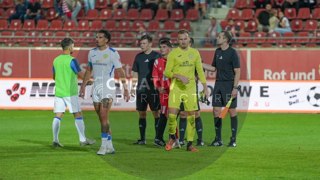 Fußball, Herren, Saison 2025/2026, Regionalliga Nordost, 5. Spieltag, Hallescher FC vs. FSV 63 Luckenwalde, Dienstag 26.08.2025, Leuna-Chemie-Stadion Halle, | Fußball, Herren, Saison 2025/2026, Regionalliga Nordost, 5. Spieltag, Hallescher FC vs. FSV 63 Luckenwalde, Dienstag 26.08.2025, Leuna-Chemie-Stadion Halle, Im Bild: Die Spieler bedanken sich nach Spielende beim Schiedsrichter-Gespann. - Realisiert mit Pictrs.com