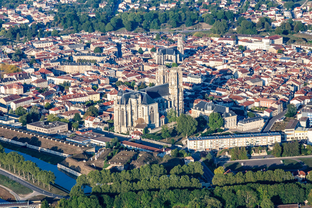 Vue aérienne: Cathédrale Saint-Étienne de Toul à Dommartin-lès-Toul dans le département Meurthe et Moselle, France. Photo: IMG_118109.jpg prise le 15/09/2019 par Werner Riehm/FLY-FOTO.eu – Résolution de l'original: 5235 x 3490 px