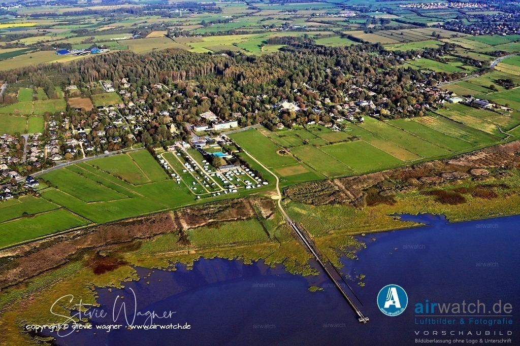 Luftbild Schobüll - Der Campingplatz wurde 2022 dauerhaft geschlossen. | Die wichtigsten Unternehmen im Ortsteil sind eine STAR-Tankstelle, ein Lebensmittel-Einzelhändler (nah&amp;frisch) und eine Gärtnerei mit Gemüsehandel; der Campingplatz wurde 2022 dauerhaft geschlossen.