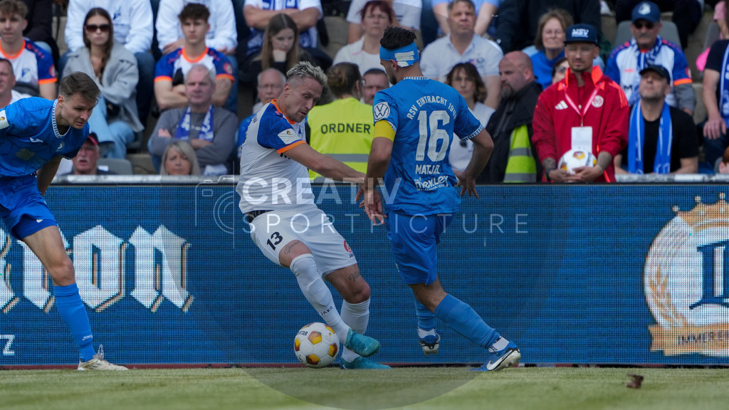 Fußball, Herren, Saison 2024/2025, Finaltag der Amateure 2025, Landespokal Brandenburg, Finale, VfB 1921 Krieschow vs. RSV Eintracht 1949, Samstag 24.05.2025, Volksparkstadion Neuruppin, | Fußball, Herren, Saison 2024/2025, Finaltag der Amateure 2025, Landespokal Brandenburg, Finale, VfB 1921 Krieschow vs. RSV Eintracht 1949, Samstag 24.05.2025, Volksparkstadion Neuruppin, Im Bild: Martin Zurawsky (l. Krieschow) und Ernes Matjaz (r. RSV) - Realisiert mit Pictrs.com