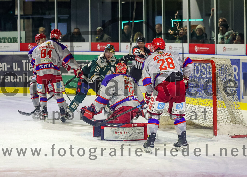 2025-11-30_161_TSV_Erding_gegen_EC_Peiting | Erding, Deutschland, 30.11.2025:Eishockey, Oberliga Süd 2025 / 2026, 22. Spieltag, TSV Erding gegen EC Peiting, Endergebnis: 5:1Thomas Matheson (Erding Gladiators, #37) erhöht zum 2:0 für ErdingTim Mühlegger (EC Peiting, #84), Thomas Matheson (Erding Gladiators, #37), Torwart Andreas Magg (EC Peiting, #32), Fabian Weyrich (EC Peiting, #28)Foto: Christian Riedel / fotografie-riedel.net