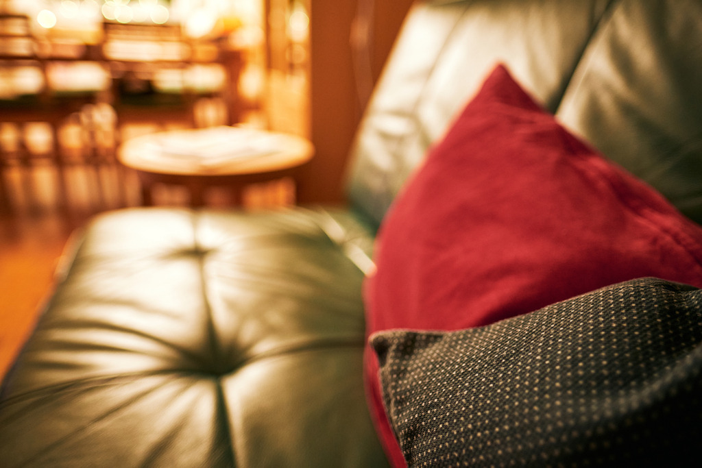 Ledersofa mit Kissen und Blick auf in das Esszimmer | Wien, Austria - December 04, 2020: Ledersofa mit Kissen und Blick auf in das Esszimmer. - Realisiert mit Pictrs.com