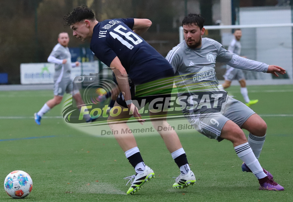 SV Enger-Westerenger - VfL Holsen | Auf dem Bild zu sehen: Grau SV Enger-Westerenger: Taha Baroude ; Schwarz VfL Holsen: Colin WordelmannSC Bünde, VfL Holsen, Saison 25/26, Kreisliga A, Deutschland - Realisiert mit Pictrs.com