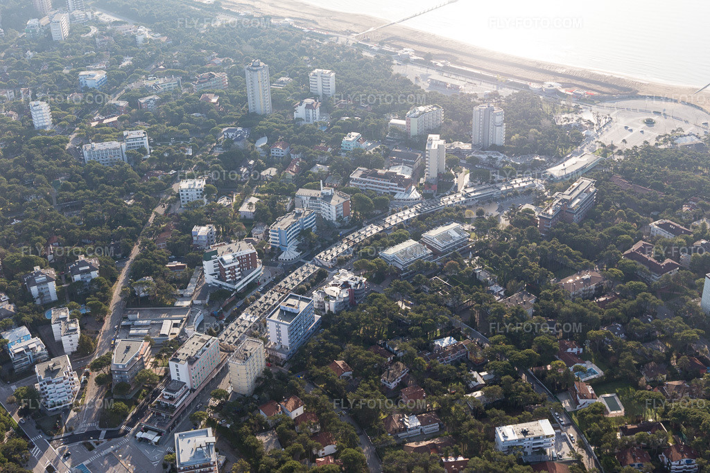 Aerial view: View of the town in Lignano Pineta in the state Friuli Venezia Giulia, Italy.Photo: IMG_105704.jpg taken on 04/08/2018 by Werner Riehm/FLY-FOTO.comResolution of the original: 5472 x 3648 px