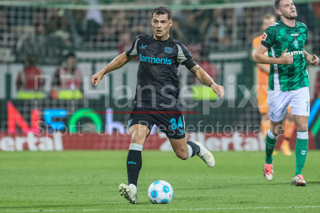 Fussball, Bundesliga, SV Werder Bremen - Bayer 04 Leverkusen | v.li.: Granit Xhaka (Bayer 04 Leverkusen, 34) am Ball, Einzelbild, Ganzkörper, Aktion, Action, Spielszene, DIE DFL-RICHTLINIEN UNTERSAGEN JEGLICHE NUTZUNG VON FOTOS ALS SEQUENZBILDER UND/ODER VIDEOÄHNLICHE FOTOSTRECKEN. DFL REGULATIONS PROHIBIT ANY USE OF PHOTOGRAPHS AS IMAGE SEQUENCES AND/OR QUASI-VIDEO.