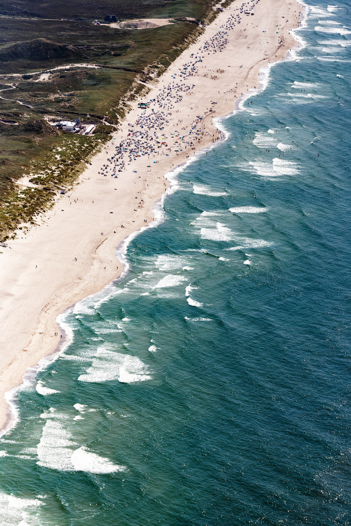 dr__0039466.jpg | KAMPEN (SYLT) 23.07.2019 Sandstrand- Landschaft entlang des Küsten- Verlaufes mit Strandkörben und Badegästen vor der Buhne 16 in Kampen (Sylt) im Bundesland Schleswig-Holstein, Deutschland. // Beach landscape along the with Strandkoerben and Badegaesten in Kampen (Sylt) in the state Schleswig-Holstein, Germany. Foto: Daniel Reiter