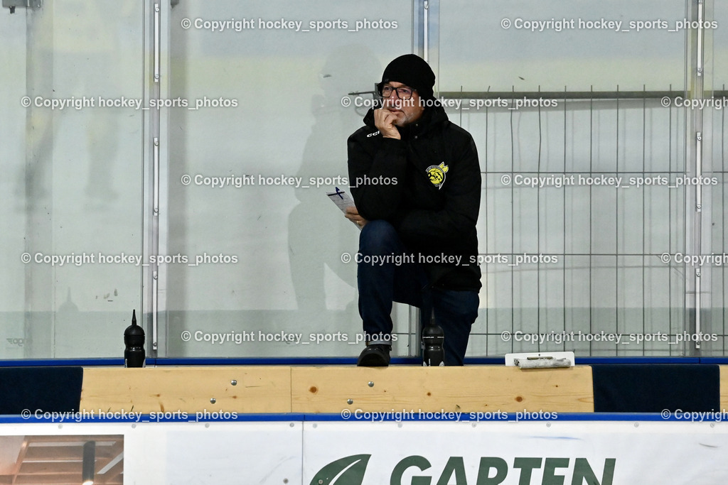 ESC SPARKASSE STEINDORF vs. MET PHOTOVOLTAIK HORNETS SPITTAL | Headcoach EC Hornets Spittal Winkler Hans, ESC SPARKASSE STEINDORF vs. MET PHOTOVOLTAIK HORNETS SPITTAL, ESC SPARKASSE STEINDORF vs. MET PHOTOVOLTAIK HORNETS SPITTAL am 22.11.2025 in Steindorf (Ossiachersee Halle), Austria, (Photo by Bernd Stefan)