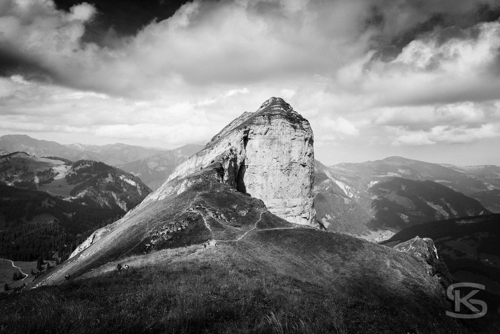 Kanisfluh Gipfeltour 2018 – Bergfotografie vom Aufstieg bis zum Gipfel | Schwarzweiss Fotoserie einer Gipfelbesteigung der Kanisfluh im Bregenzerwald 2018. Eindrucksvolle Bergfotografie vom Aufstieg, Gipfel und Abstieg des markanten Felsmassivs in den Vorarlberger Alpen von Stefan Kuhn. - Realisiert mit Pictrs.com