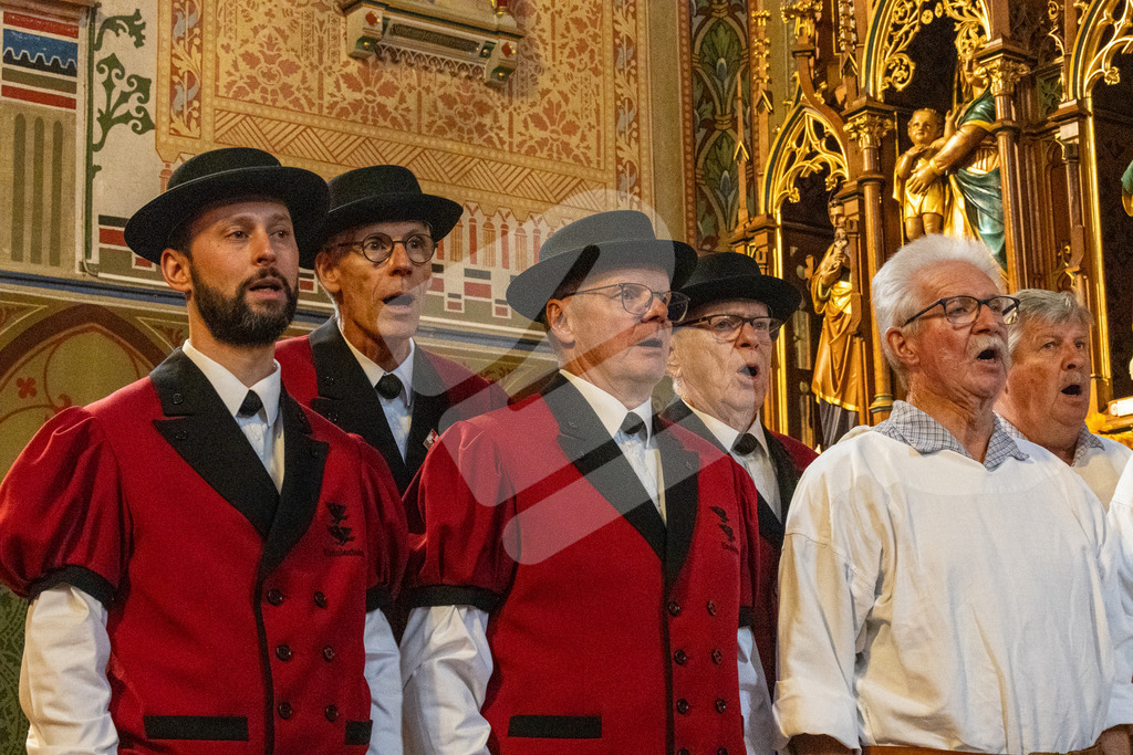 SKE100J_4600 | Die Schwinger des Schwyzer Kantonalen Schwingerverbandes: Fotos, die Dynamik und Leidenschaft festhalten, sowie emotionale Momente aus dem traditionellen Schwingsport zeigen. - Realisiert mit Pictrs.com