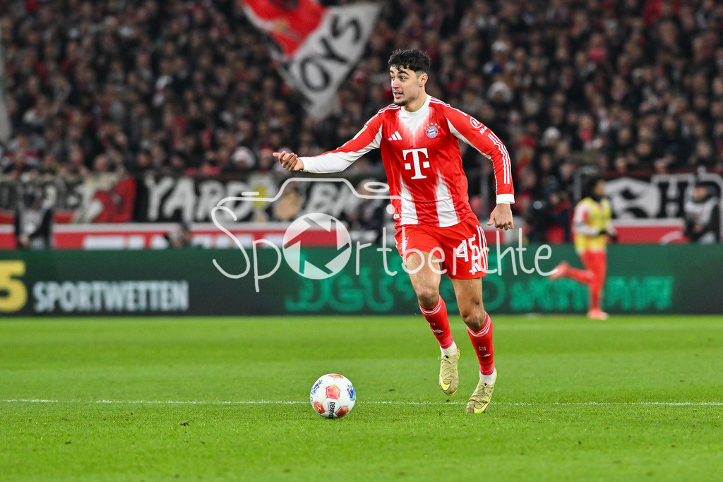 VfB Stuttgart - FC Bayern München | STUTTGART, GERMANY - 06. DECEMBER: am Ball Aleksandar PAVLOVIC (FC Bayern Munich 45) / Einzelfoto / Freisteller  während dem Bundesligamatch zwischen dem VfB Stuttgart und dem FC Bayern München am 13. Spieltag in der MHP Arena / DFL REGULATIONS PROHIBIT ANY USE OF PHOTOGRAPHS AS IMAGE SEQUENCES AND/OR QUASI-VIDEO