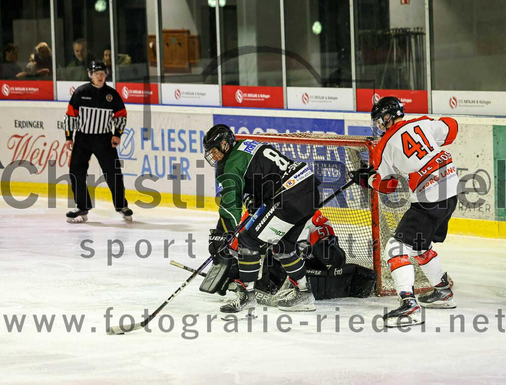 2022-12-02_009_TSV_Erding_gegen_EV_Pegnitz | Erding, Deutschland, 02.12.2022:
Eishockey, Bayernliga 2022 / 2023, 17. Spieltag, TSV Erding gegen EV Pegnitz, Endergebnis: 9:3

Wassilij Guft-Sokolov (Erding Gladiators, #8), Torwart Filip Rieger (EV Pegnitz, #51), Florian Möll (EV Pegnitz, #41)

Foto: Christian Riedel / fotografie-riedel.net