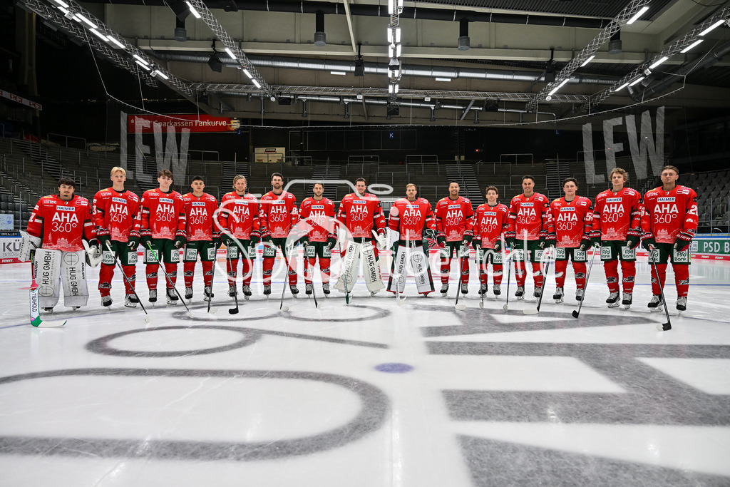 Augsburger Panther 2025/26 | im Bild die Neuzugaenge der Augsburger Panther in der Saison 2025/26, v. l. Lasse DIETZSCHOLD (Augsburger Panther 31), Sebastian ZWICKL (Augsburger Panther 83), Liron PELLIZZARI (Augsburger Panther 60), Fabrizio PILU (Augsburger Panther 68), Moritz WIRTH (Augsburger Panther 9), Alexandre GRENIER (Augsburger Panther 82), Joseph CARMAROSSA (Augsburger Panther 92), Peyton JONES (Augsburger Panther 41), Michael GARTEIG (Augsburger Panther 34, Madison BOWEY (Augsburger Panther 22), Kyle MAYHEW (Augsburger Panther 27), Ryan BUTTON (Augsburger Panther 55), Enrico HENRIQUEZ (Augsburger Panther 52), Tim WOHLGEMUTH (Augsburger Panther 33), Alexander BLANK (Augsburger Panther 26) / Media Day Augsburger Panther: Curt-Frenzel Stadion am 06.08.2025