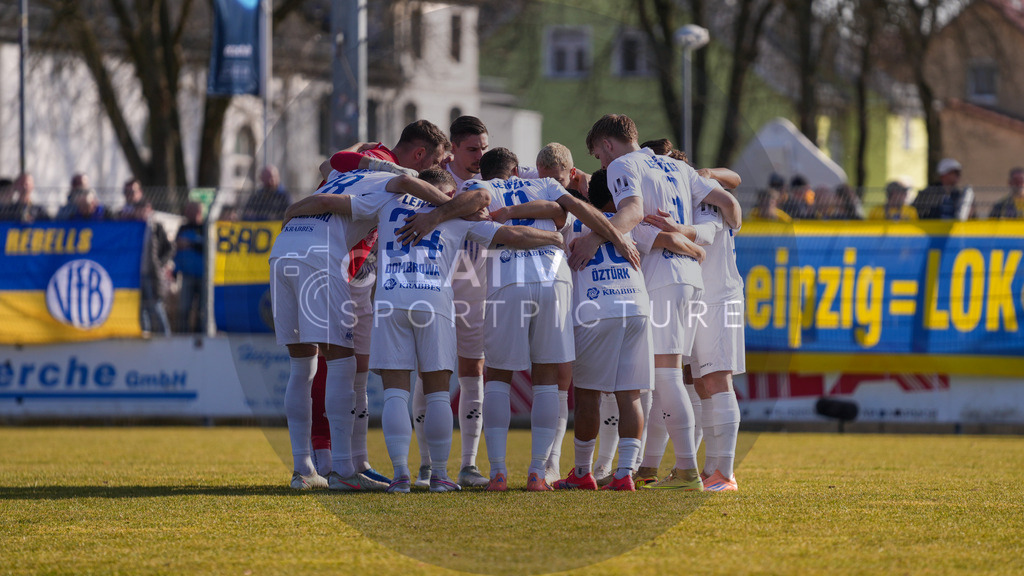 Fußball, Herren, Saison 2025/2026, Regionalliga Nordost, 24. Spieltag, FSV 63 Luckenwalde vs. 1.FC Lokomotive Leipzig, Samstag 28.02.2026, Werner-Seelenbinder-Stadion Luckenwalde, | Fußball, Herren, Saison 2025/2026, Regionalliga Nordost, 24. Spieltag, FSV 63 Luckenwalde vs. 1.FC Lokomotive Leipzig, Samstag 28.02.2026, Werner-Seelenbinder-Stadion Luckenwalde, Im Bild: Der Mannschaftskreis des 1.FC Lokomotive Leipzig vor Spielbeginn. - Realisiert mit Pictrs.com