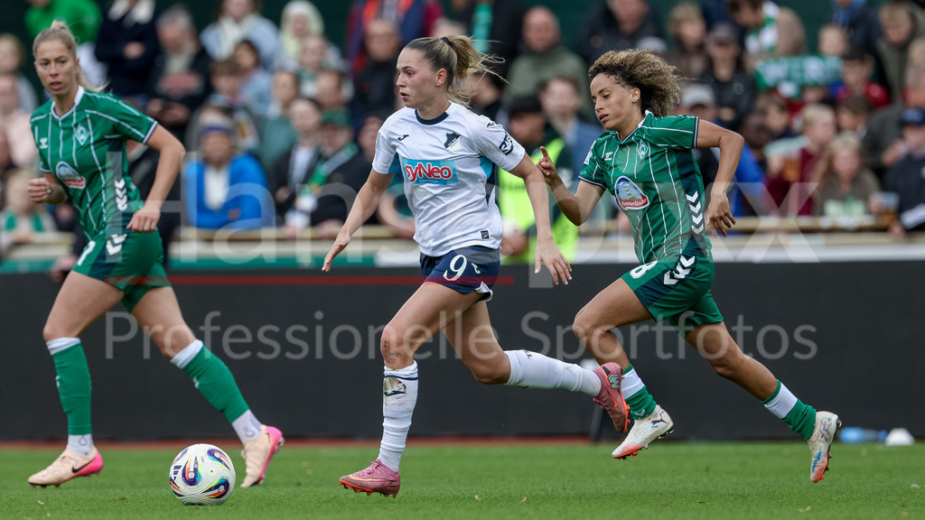 Fussball, Google Pixel Frauen-Bundesliga, SV Werder Bremen - TSG 1899 Hoffenheim | v.li.: Jill Janssens (TSG 1899 Hoffenheim, 9) und Amira Arfaoui (SV Werder Bremen, 8) im Laufduell, Zweikampf, Duell, Dynamik, Aktion, Action, Spielszene, DIE DFB-RICHTLINIEN UNTERSAGEN JEGLICHE NUTZUNG VON FOTOS ALS SEQUENZBILDER UND/ODER VIDEOÄHNLICHE FOTOSTRECKEN. DFB REGULATIONS PROHIBIT ANY USE OF PHOTOGRAPHS AS IMAGE SEQUENCES AND/OR QUASI-VIDEO.