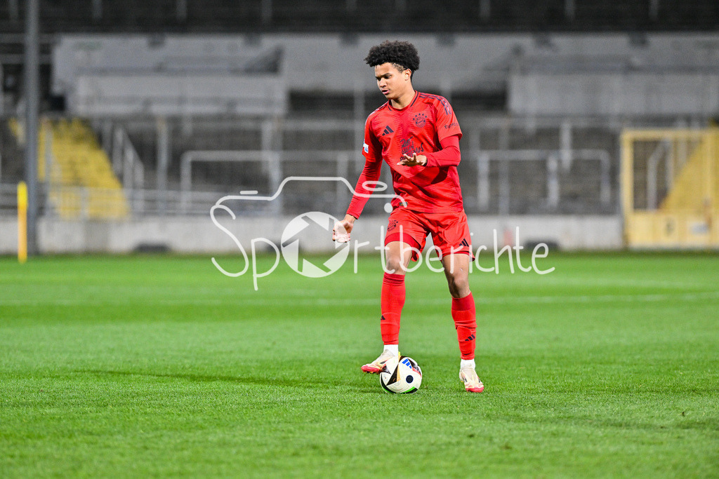 FC Bayern Amateure - FC Augsburg II | am Ball Julien YANDA (FC Bayern München II #3) / Einzelfoto / Freisteller / Regionalliga Bayern: FC Bayern Muenchen II - FC Augsburg II, Gruenwalder Stadion am 14.03.2025