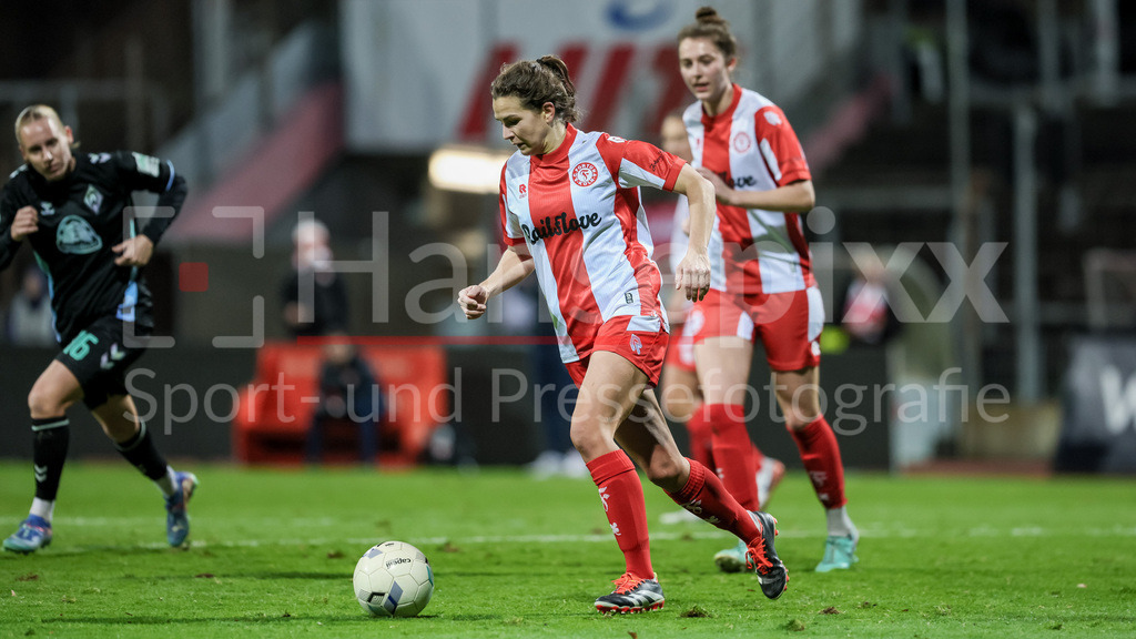 Fussball, DFB-Pokal Frauen, SC Fortuna Köln - SV Werder Bremen | v.li.: Sophie Trepohl (SC Fortuna Köln, 14) am Ball, Einzelbild, Ganzkörper, Aktion, Action, Spielszene, DIE DFB-RICHTLINIEN UNTERSAGEN JEGLICHE NUTZUNG VON FOTOS ALS SEQUENZBILDER UND/ODER VIDEOÄHNLICHE FOTOSTRECKEN. DFB REGULATIONS PROHIBIT ANY USE OF PHOTOGRAPHS AS IMAGE SEQUENCES AND/OR QUASI-VIDEO.