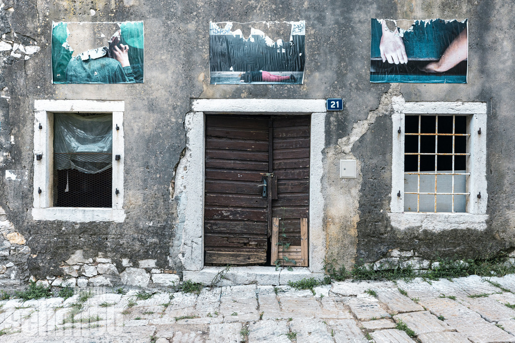 PS-Fassaden-Kroatien-2026-15 | Entdecke die größte Bildgalerie der Region mit Fotografien aus dem Allgäu, der Bodenseeregion, Oberschwaben, dem Donautal und der Schwäbischen Alb. Landschaften, Luftaufnahmen und Reisefotografie als Wandbild und Fotokunst. - Realisiert mit Pictrs.com