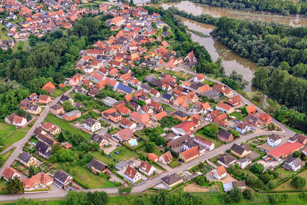 Aerial view: Rue du Rhin in Munchhausen in the state Bas-Rhin, France. – Photo: IMG_28762.jpg taken on 06/14/2010 by Werner Riehm/FLY-FOTO.com – Resolution of the original: 4752 x 3168 px